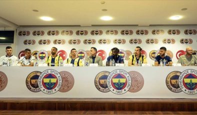 Fenerbahçe’de 7 futbolcu için imza töreni