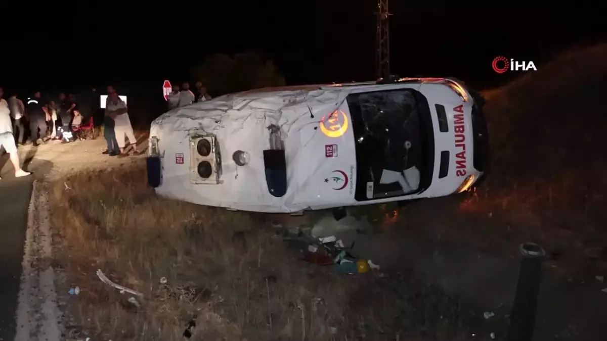 Elazığ’da ambulans şarampole devrildi: 3 yaralı